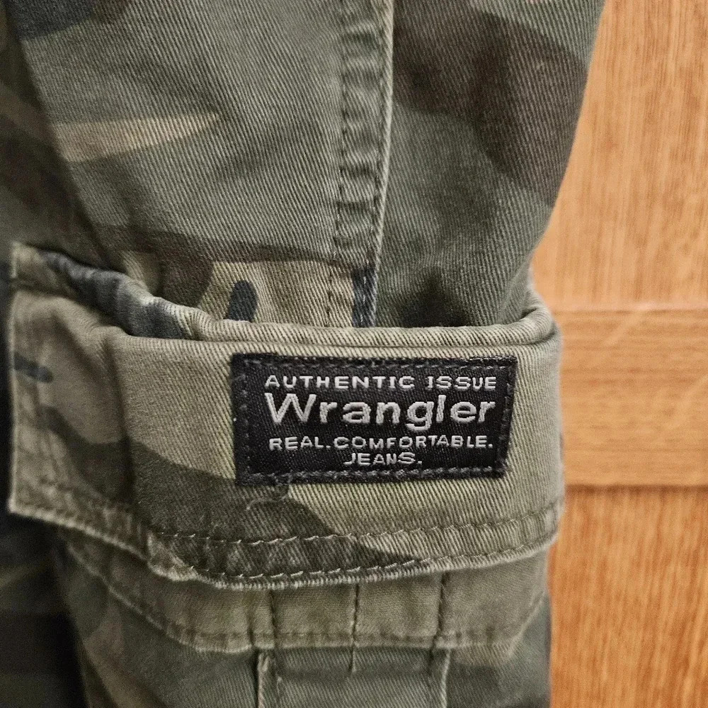 Wrangler Camo Cargo Shorts Men 40 - Picture 3 of 4
